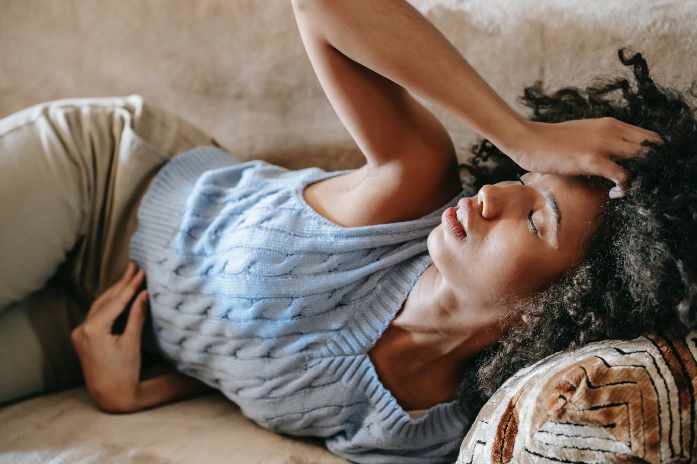 Premenstruační syndrom zvládnete díky lékům i přírodní léčbě